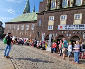 Read more about the article Protest für barrierefreien Umsteigepunkt an der Haltestelle Domsheide
