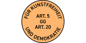 Oranges, rundes Siegel mit der Aufschrift „FÜR KUNSTFREIHEIT“ sowie „ART. 5 GG“ und „ART. 20 UNd DEMOKRATIE“ vor schwarzem Hintergrund.